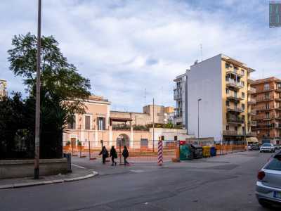 Sulla sinistra invece piazzale Locchi ha tutt�altro aspetto, caratterizzato com�� da edifici ben pi� antichi